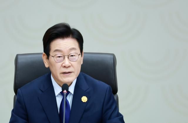 이재명 대통령이 31일 경주 화백컨벤션센터HICO에서 열린 2025 아시아태평양경제협력체APEC 정상회의 제1세션을 주재하고 있다 사진연합뉴스