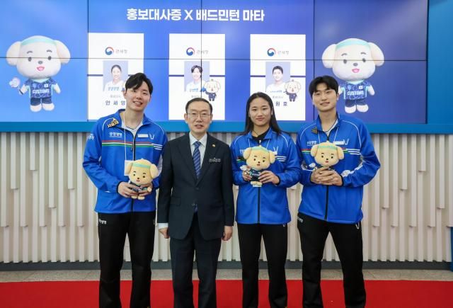 이명구 관세청장왼쪽에서 두번째이 31일 서울세관에서 서승재·안세영·김원호왼쪽부터 선수를 홍보대사로 위촉한 뒤 기념 촬영하고 있다 사진관세청