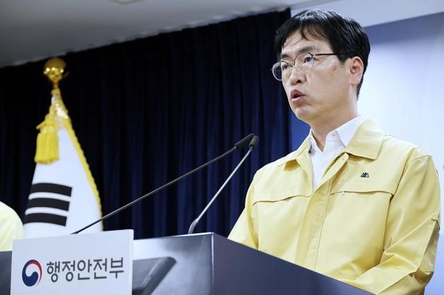김민재 행정안전부 차관이 31일 오전 정부서울청사에서 국가정보자원관리원 행정정보시스템 화재 관련 중대본 기자 브리핑을 하고 있다 사진행정안전부