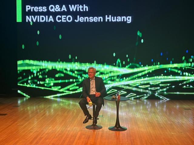 31일 젠슨 황 엔비디아 CEO가 경북 경주에서 열린 APEC CEO 서밋 기자회견에서 넥타이를 풀은 모습으로 질의를 받고 있다 사진김나윤 기자