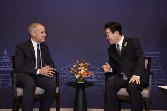 이재명 대통령과 마크 카니 캐나다 총리가 30일 경북 경주시의 한 호텔에서 정상회담을 하고 있다 사진연합뉴스