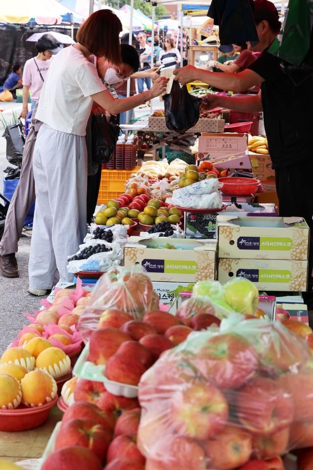  추석을 열흘 앞둔 26일 광주 서구 상무금요시장에서 시민들이 차례상 장을 보고 있다
