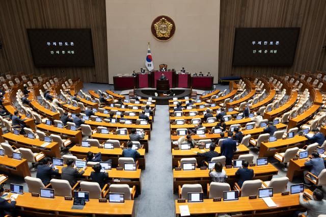 더불어민주당 안태준 의원이 28일 국회 본회의장에서 전날 본회의에 상정된 국회법 개정안에 대한 필리버스터무제한 토론를 진행하고 있다사진연합뉴스