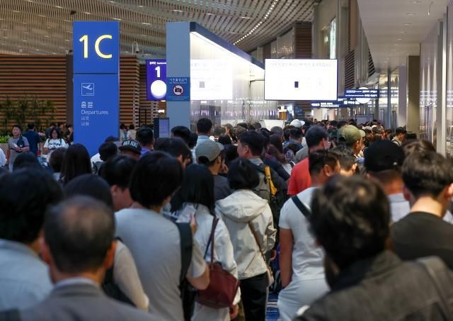 인천국제공항 제2여객터미널 출국장에 시민들이 줄을 서 있다 사진연합뉴스 