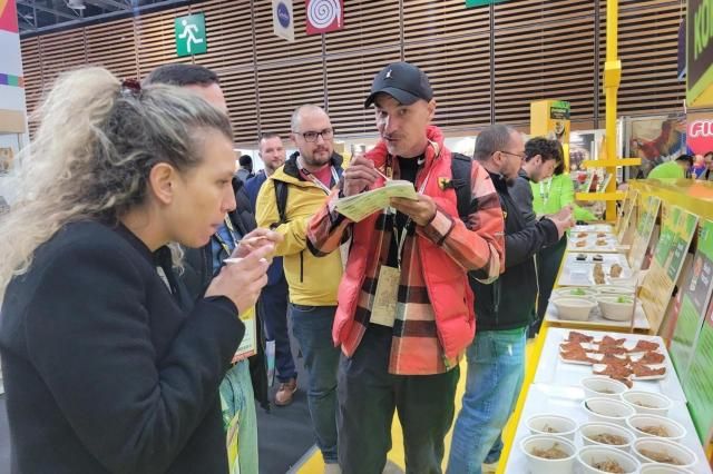 지난 2024년 10월에 프랑스 파리에서 열린 국제 식품박람회 ‘SIAL Paris 2024’ 행사 기간 중 풀무원 부스를 방문한 외국인 바이어 및 소비자들이 두부텐더 두유면 등 풀무원의 식물성 지향 혁신 제품을 시식하고 있다 사진풀무원