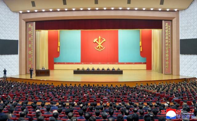 북한은 지난 3일 인민문화궁전에서 노동당 창건 80주년 기념 중앙연구토론회가 진행됐다고 조선중앙통신이 4일 보도했다 사진연합뉴스