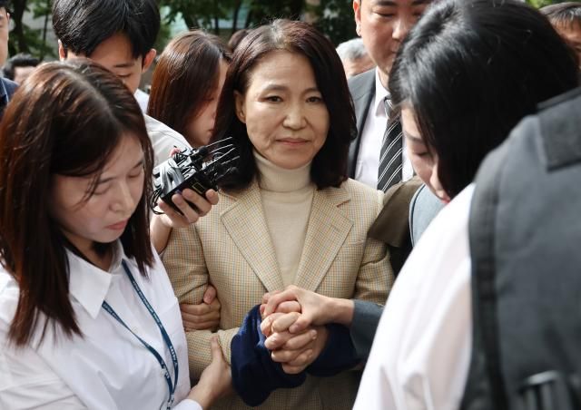 이진숙 전 방송통신위원장이 4일 체포적부심사를 받기 위해 서울남부지법으로 출석하며 배현진 국민의힘 의원과 손을 잡고 있다 사진연합뉴스