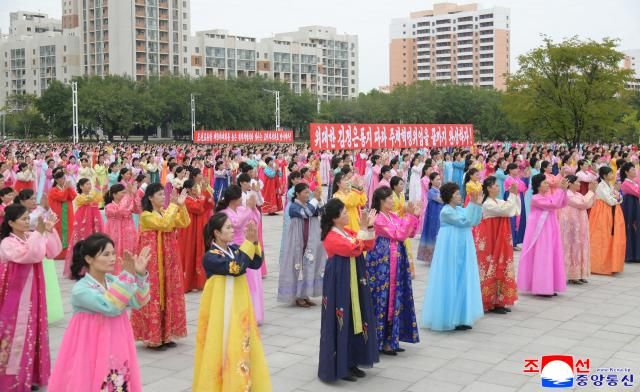 북한 노동당 창건 80주년 경축 여맹 일꾼들과 여맹원들 경축모임이 지난 3일 당창건기념탑 앞에서 진행됐다고 조선중앙통신이 4일 보도했다 사진연합뉴스