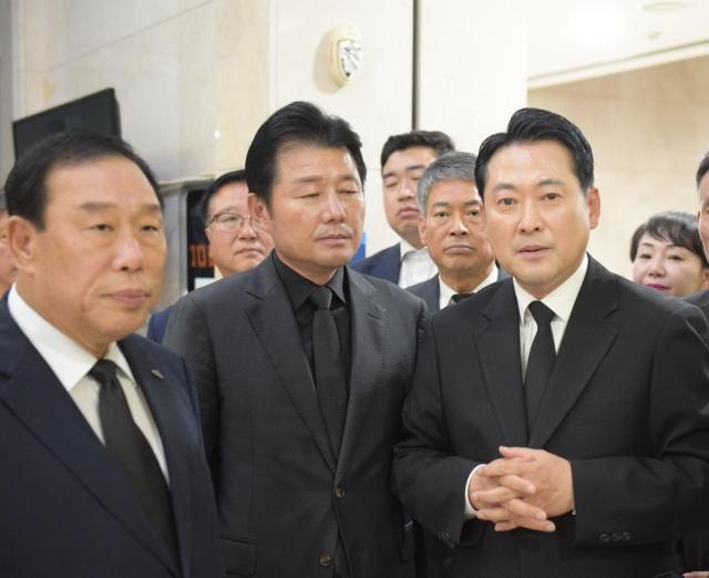 장동혁 국민의힘 대표가 4일 오후 세종시 한 장례식장에 마련된 국가전산망 장애 업무를 담당하다가 극단적인 선택을 한 행정안전부 공무원의 빈소를 찾아 조문한 뒤 발언하고 있다 사진연합뉴스