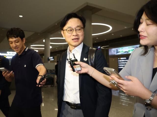 미국 현지에서 한미 관세 협상 관련 후속 협의를 한 김정관 산업통상자원부 장관이 지난달 14일 오전 영종도 인천국제공항을 통해 귀국하고 있다 사진연합뉴스