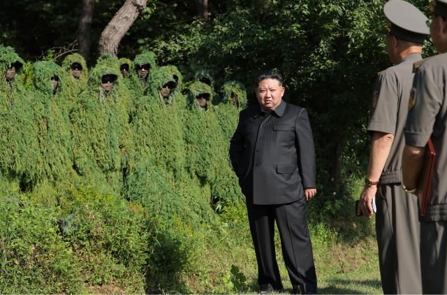 북한 김정은 국무위원장이 지난달 12일 평양지구 제38훈련기지를 방문해 수도경비사령부관하 저격수구분대와 중앙안전기관 특별기동대 저격수구분대사이의 사격경기를 참관했다고 조선중앙통신이 13일 보도했다 사진연합뉴스