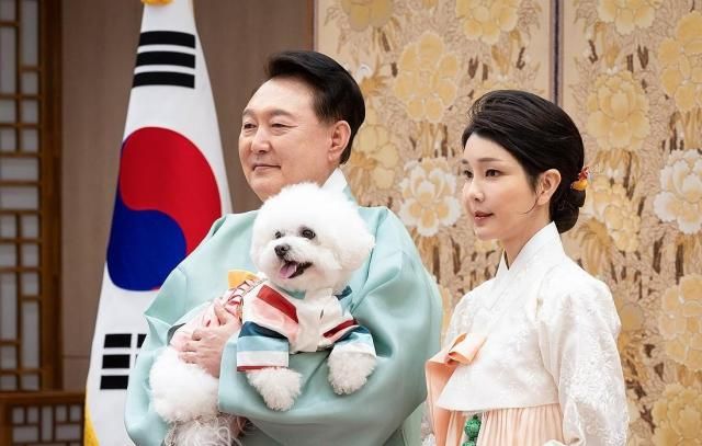 윤석열 전 대통령과 부인 김건희 여사가 지난해 한가위 명절 인사를 하고 있다 사진연합뉴스