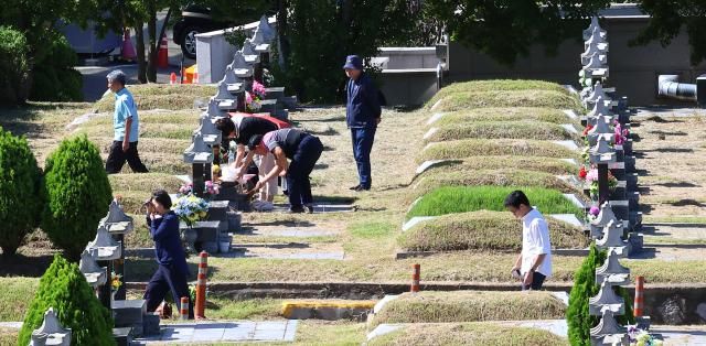 추석을 보름 앞둔 9월 21일 인천 부평구 인천가족공원을 찾은 성묘객들이 성묘하고 있다 사진연합뉴스