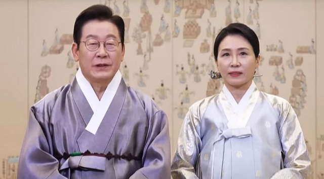 추석 영상 메시지 전하는 이재명 대통령과 김혜경 여사 사진연합뉴스