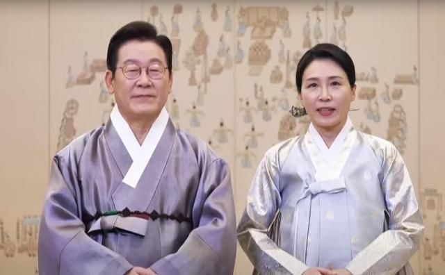 지난 4일 이재명 대통령과 김혜경 여사가 한복 차림으로 영상 메시지를 통해 명절 인사를 전하고 있다 사진연합뉴스