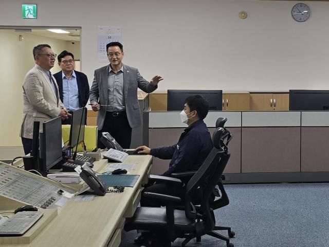 정진완 우리은행장왼쪽 첫째이 6일 서울 중구 우리은행 본점 관제실에서 전산·고객응대 시스템 운영상황을 점검하고 있다 사진우리은행