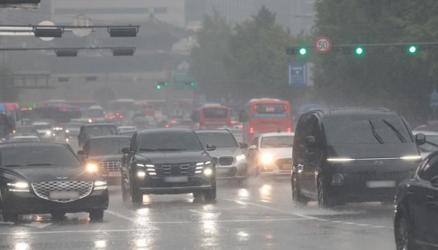 지난달 24일 서울광장 앞 도로에서 차량이 전조등을 켜고 주행하고 있다 사진연합뉴스