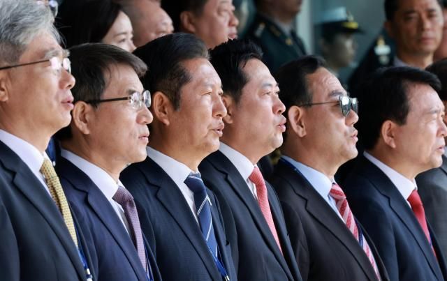 계룡연합뉴스 김도훈 기자 더불어민주당 정청래 대표와 국민의힘 장동혁 대표를 비롯한 참석자들이 1일 충남 계룡대 대연병장에서 열린 건군 77주년 국군의 날 기념행사에서 애국가를 제창하고 있다 사진연합뉴스