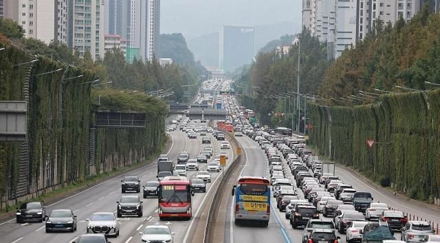 추석 연휴 첫날인 지난 3일 경부고속도로 서울 잠원나들목 인근 하행선이 정체를 빚고 있다 사진연합뉴스