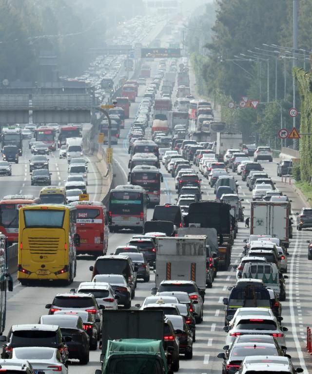 2일 서울 서초구 잠원IC 인근 경부고속도로 하행선에서 차량이 정체를 빚고 있다 사진연합뉴스