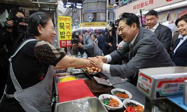 장동혁 국민의힘 대표가 25일 오전 대전시 동구 중동 중앙시장을 찾아 상인과 인사하고 있다 사진연합뉴스
