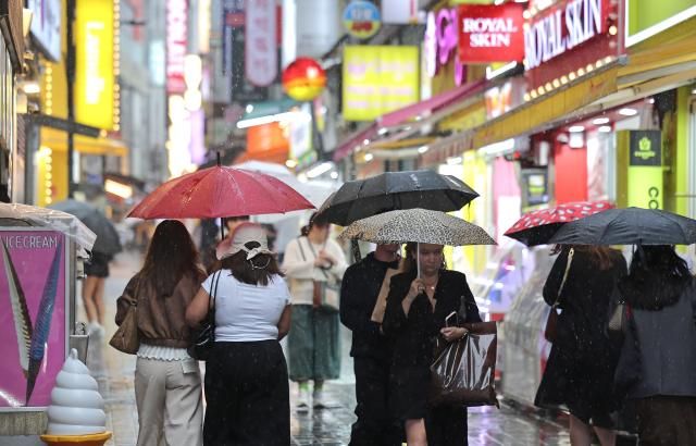 명동 거리 우산 행렬 서울연합뉴스 류영석 기자 28일 비가 내리는 서울 중구 명동거리에서 시민 및 외국인관광객들이 우산을 쓴 채 걸어가고 있다 2025928 ondolynacokr2025-09-28 113118 저작권자 ⓒ ㈜연합뉴스 무단 전재 재배포 금지 AI 학습 및 활용 금지저작권자 ⓒ ㈜연합뉴스 무단 전재 재배포 금지 AI 학습 및 활용 금지