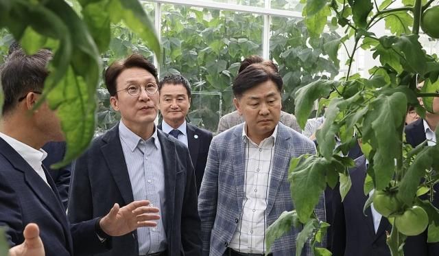 김민석 국무총리가 8일 전북 김제시 스마트팜혁신밸리를 방문해 운영 현황을 점검하고 있다 사진국무총리실