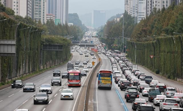 추석 연휴 첫날인 3일 경부고속도로 서울 잠원나들목 인근 하행선이 정체를 빚고 있다 사진연합뉴스 