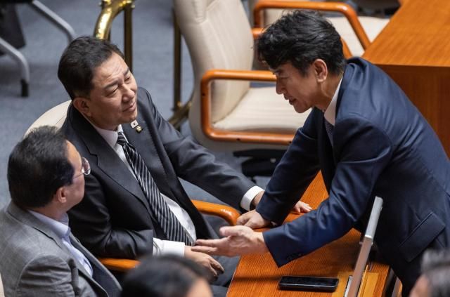 더불어민주당 김병기 원내대표 원내운영수석인 문진석 의원 박홍근 의원이 29일 국회 본회의장에서 대화하고 있다 사진연합뉴스