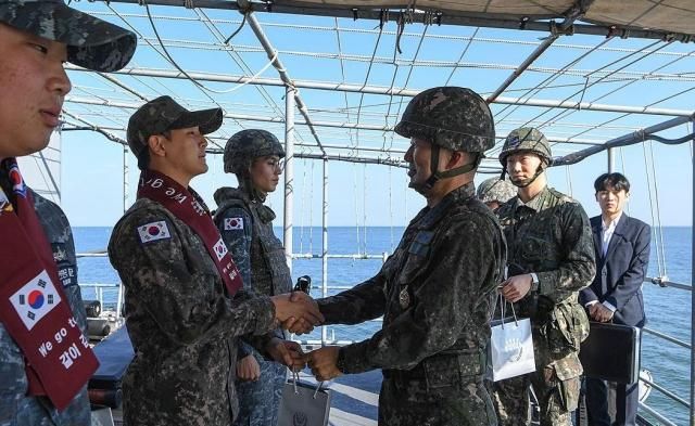 진영승 합참의장이 8일 해군 전진기지대를 방문해 서해 최전방해역 사수를 위한 대비태세를 점검한 뒤 장병들을 격려하고 있다 사진합동참모본부