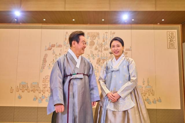 대통령실은 이재명 대통령과 김혜경 여사가 한복 차림으로 명절 인사를 하는 모습을 7일 SNS에 공개했다 사진이재명 대통령 SNS