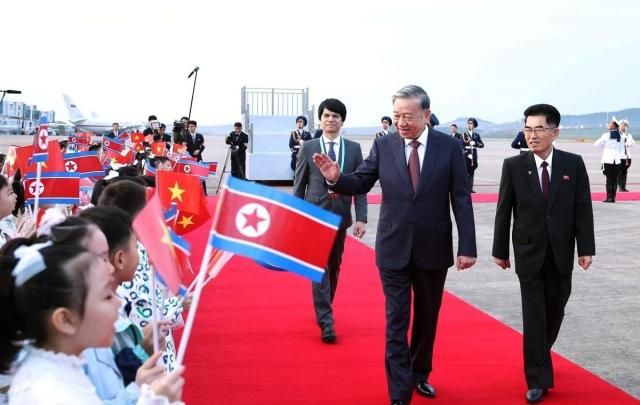 9일 사흘 동안의 국빈 방문차 북한 평양 국제공항에 도착한 또 럼 베트남 공산당 서기장이 북한 측의 환영에 손을 들어 답하고 있다 사진연합뉴스