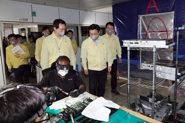윤호중 행정안전부 장관이 8일 국가정보자원관리원 대전센터를 방문하여 화재로 서비스가 중단된 행정정보시스템 복구현장을 점검하고 있다 2025108 사진행정안전부