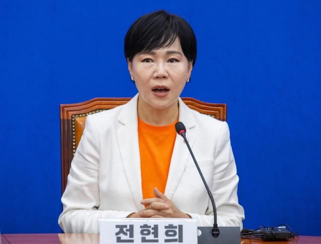 서울연합뉴스 황광모 기자 더불어민주당 3대 특검 특별위원회 총괄 위원장인 전현희 최고위원이 1일 국회에서 열린 특위 회의에서 인사말을 하고 있다 