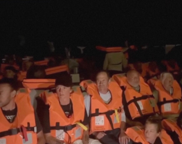 8일현지시간 이스라엘군에 나포된 구호선단 활동가들 사진연합뉴스