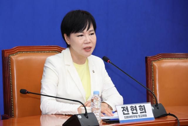 불어민주당 전현희 수석최고위원이 9일 서울 여의도 국회에서 기자간담회를 열고 발언하고 있다