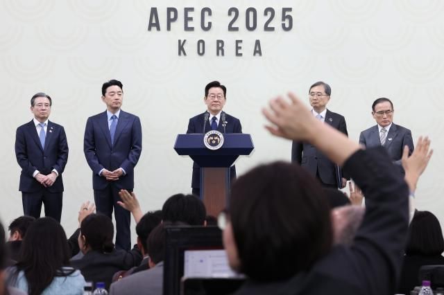 이재명 대통령이 1일 경주화백컨벤션센터HICO에서 열린 2025 아시아태평양경제협력체APEC 정상회의 기자회견에서 질문을 받고 있다 사진연합뉴스