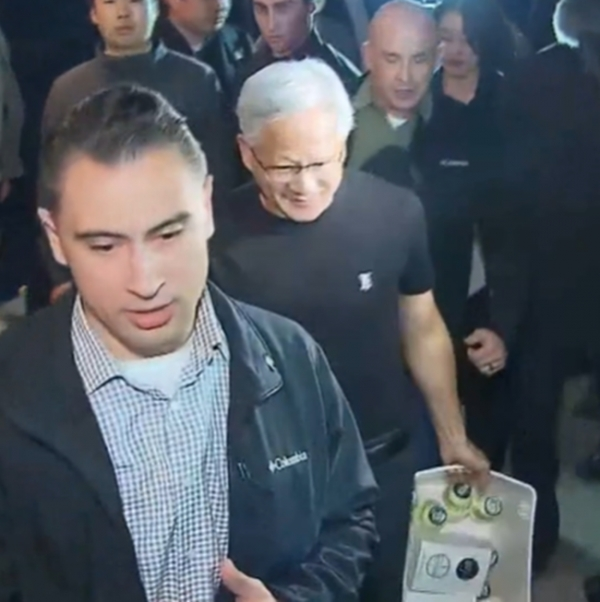 빙그레 바나나맛우유를 가져오는 젠슨 황 사진X 캡쳐 