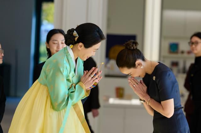 이재명 대통령의 부인 김혜경 여사가 31일 경북 경주시 우양미술관에서 열린 2025 아시아태평양경제협력체APEC 정상회의 배우자 행사에서 태국 티나논 니라밋 총리 부인과 인사하고 있다 사진대통령실