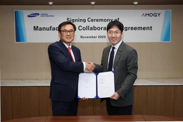 삼성중공업 김경희 부사장왼쪽과 아모지 우성훈 대표가 전략적 협력 계약 기념 촬영을 하고 있다 사진삼성중공업