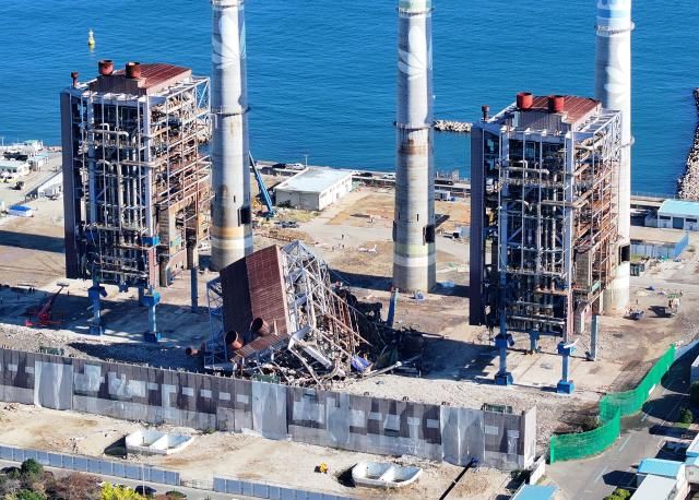10일 오후 울산화력발전소 보일러 타워 붕괴 현장 모습 소방 당국은 무너진 보일러 타워5호기 양쪽에 자리한 4호기와 6호기의 발파 사전 작업을 벌이며 인력을 투입한 수색은 중단한 상태다 다만 드론과 구조견 등을 투입한 수색은 계속하고 있다 사진연합뉴스