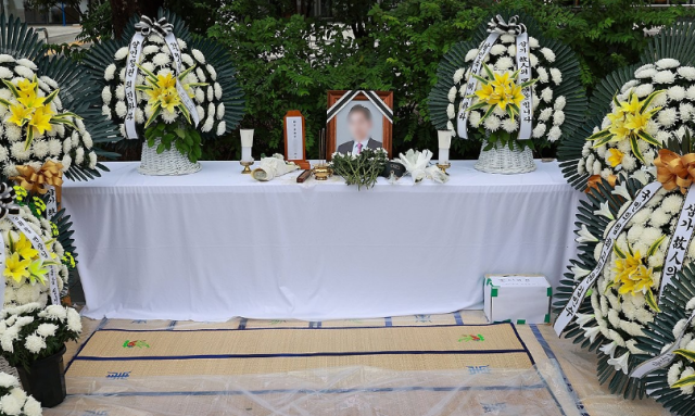 지난달 13일 민중기 특별검사팀 사무실이 있는 서울 광화문 KT웨스트빌딩 앞 인도에 양평 공흥지구 특혜 의혹과 관련해 수사받다 숨진 채 발견된 양평군 공무원 A씨의 분향소가 마련된 모습 사진연합뉴스