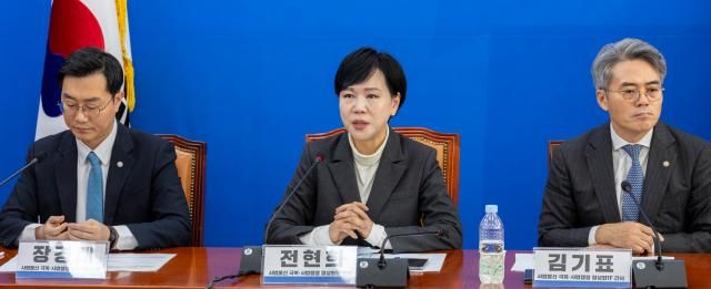 10일 더불어민주당 사법 불신 극복 사법행정 정상화 TF 위원장을 맡고 있는 전현희 의원이 국회에서 열린 전체회의에서 발언하고 있다 사진연합뉴스