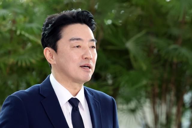  전략경제협력 특사로 임명된 강훈식 대통령 비서실장이 19일 인천국제공항 제1터미널에서 독일 프랑크푸르트 출국에 앞서 입장을 밝히고 있다.[사진=연합뉴스]