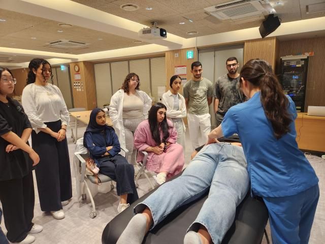 해외 의대생들이 자생한방병원에서 추나요법을 배우고 있다사진자생한방병원