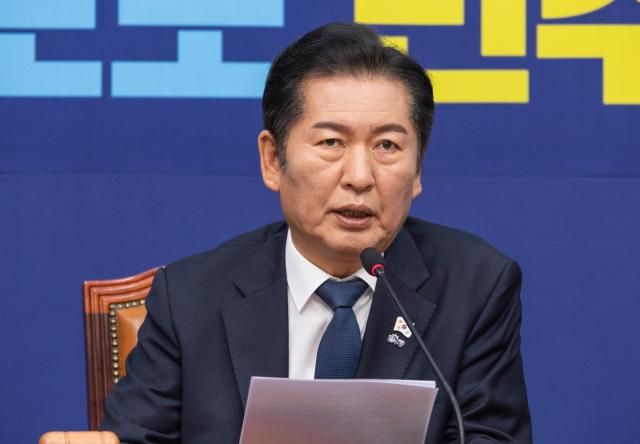 정청래 더불어민주당 대표가 10일 국회에서 열린 최고위원회의에서 발언하고 있다 사진연합뉴스