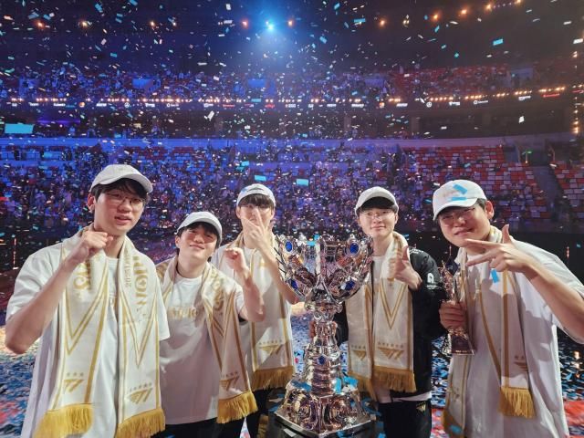 T1 선수단 ‘2025 리그 오브 레전드LoL 월드 챔피언십’ 우승 기념 사진 사진SK스퀘어
