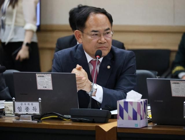 임종득 국민의힘 의원이 24일 충남 계룡대 육군본부에서 열린 국회 국방위원회 육군 국정감사에서 질의하고 있다 사진연합뉴스