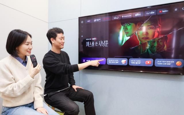 LG유플러스가 IPTV 서비스 ‘U+tv’의 음성 검색 기능을 AI 시스템 익시ixi 기반으로 업데이트했다고 11일 밝혔다 사진은 LG유플러스 직원이 ‘U+tv’의 음성 검색 기능을 소개하는 모습 사진LG유플러스