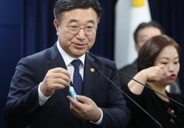 윤호중 행정안전부 장관이 11일 정부서울청사에서 어린이 등하굣길 안전 확보 종합대책에 대하여 관계부처 합동 브리핑을 한 뒤 호신용 경보기를 시연하고 있다 20251111 사진연합뉴스 